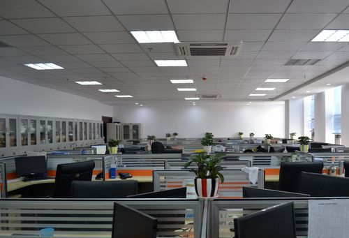 山東齊重重工機(jī)械有限公司，專(zhuān)注雙梁橋式起重機(jī)制造，技術(shù)團(tuán)隊(duì)嚴(yán)格把控生產(chǎn)環(huán)節(jié)。公司提供LH型及5噸雙梁起重機(jī)等產(chǎn)品，保障設(shè)備穩(wěn)定高效運(yùn)行:橋式起重機(jī)
